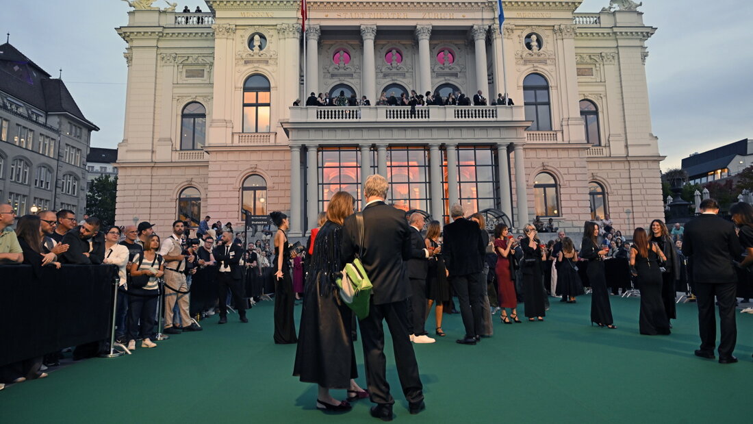 Zuschauer warten vor dem Opernhaus auf Einlass für das 22. Zurich Film Festival. 20261003214015709.jpg