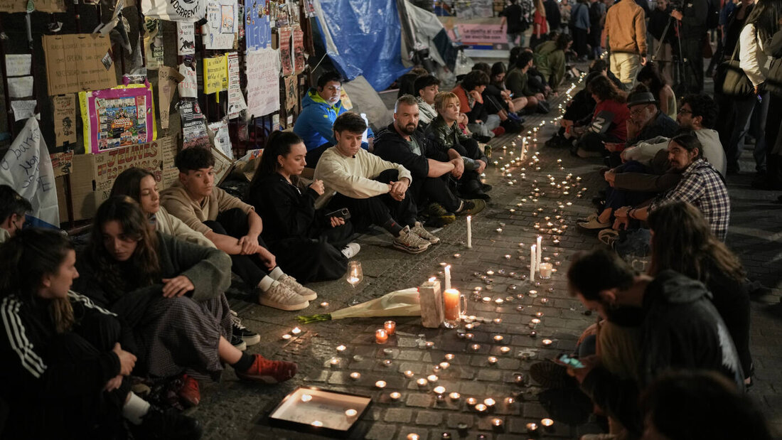 Nach dem gemeldeten Tod von MarÌa del Carmen Abascal, der 87-j‰hrigen Frau, deren Zwangsr‰umung landesweite Proteste ausgelˆst hatte, versammeln sich Demonstranten auf dem Platz "Puerta del Sol" in Madrid. Foto: Bernat Armangue/AP/dpa 20261008014648997.jpg