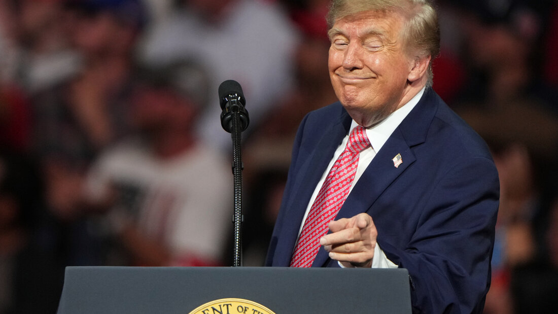 US-Präsident Donald Trump spricht bei einer Wahlkampfveranstaltung in der Heartland Credit Union Arena. Foto: Charlie Riedel/AP/dpa 20261020083322971.jpg