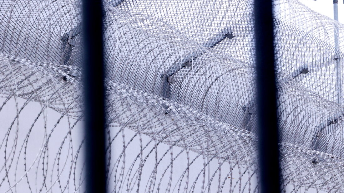 ARCHIV - Sogenannter Nato-Draht sichert einen Bereich in der Justizvollzugsanstalt in Willich. In Frankreich ist ein Häftling bei der Entlassung eines Mitgefangenem in dessen Tasche aus dem Gefängnis geflohen. (zu dpa: «Häftling flieht in Tasche von Mitgefangenem aus Gefängnis») Foto: David Young/dpa 20250714105829493.jpg