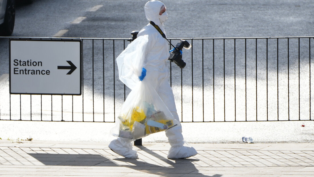 Ein forensischer Ermittler trägt Beweismaterial. Foto: Kirsty Wigglesworth/AP/dpa 20251102135605900.jpg
