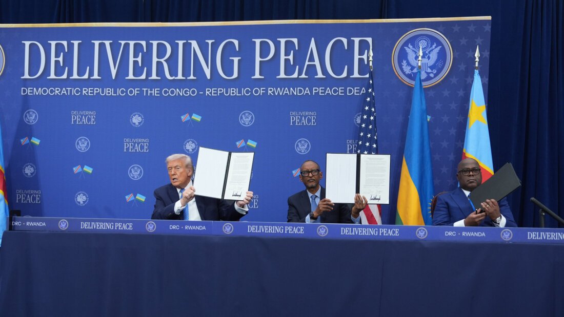 US-Präsident Donald Trump, Ruandas Präsident Paul Kagame und der Präsident der Demokratischen Republik Kongo, Felix-Antoine Tshisekedi, während einer Unterzeichnungszeremonie im Donald J. Trump Institute of Peace. Foto: Evan Vucci/AP/dpa 20251204205948257.jpg
