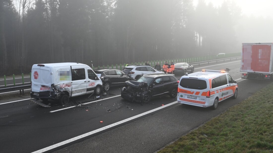 Am Unfall auf der Autobahn A1 waren sechs Fahrzeuge beteiligt. 20260225151124336.jpg