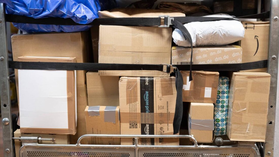 Unzählige Pakete kommen von Online-Händlern wie Shein, Temu, AliExpress und Co. in die EU. Die Flut kleiner Päckchen ist teuer - eine Bearbeitungsgebühr soll helfen, die steigenden Kosten zu decken. (Archivbild) 20260327002001575.jpg