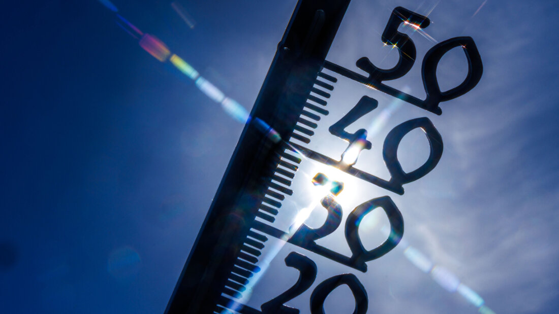 ARCHIV - Vor einem wolkenlosen blauen Himmel zeigt ein Außenthermometer bereits am Vormittag fast 30 Grad Lufttemperatur an. Die Temperatur steigt in den kommenden Tagen weiter. Foto: Jens Büttner/dpa 20260628103433610.jpg