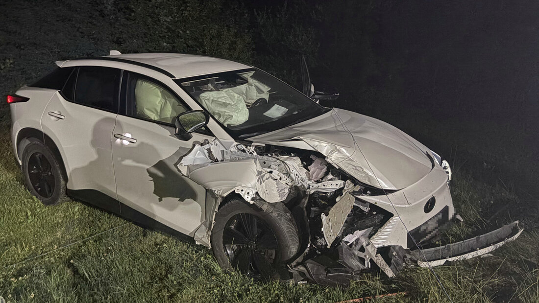 Das Auto kam von der Strasse ab und prallte in einen Strommasten. 20260710110807754.jpg