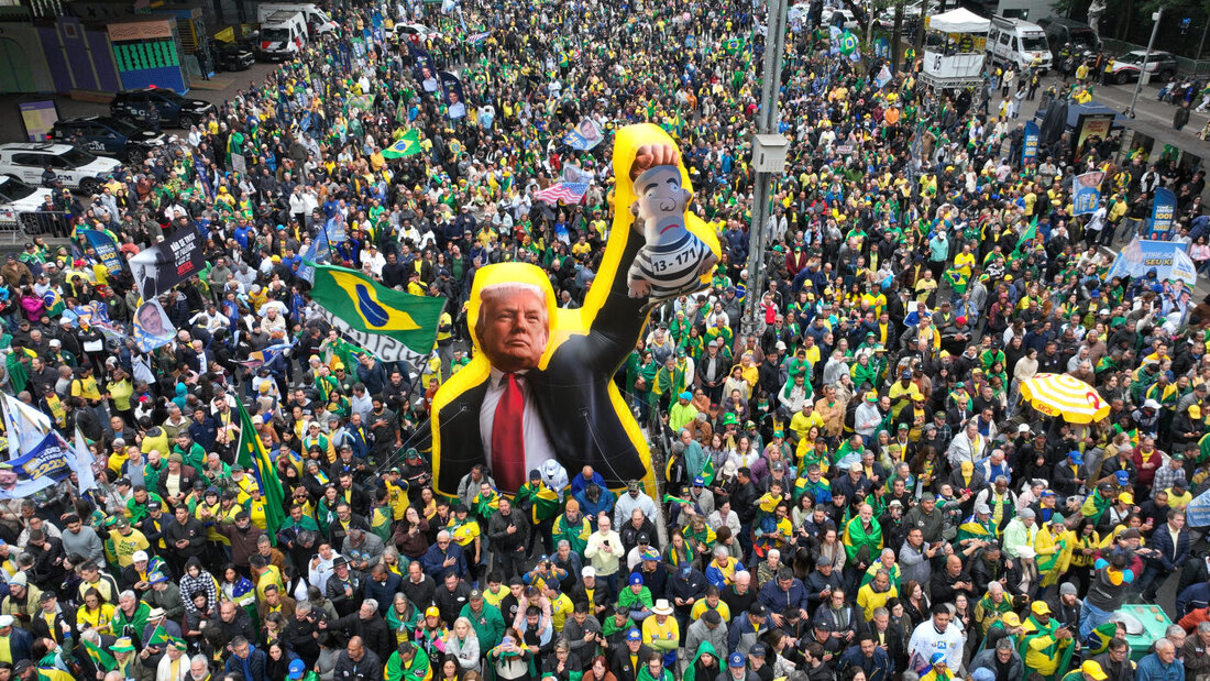 ARCHIV - Anhänger des Präsidentschaftskandidaten der Opposition, Bolsonaro, nehmen an einer Veranstaltung zum Unabhängigkeitstag teil und umringen eine Puppe des US-Präsidenten Trump. Foto: Andre Penner/AP/dpa 20261002052520074.jpg