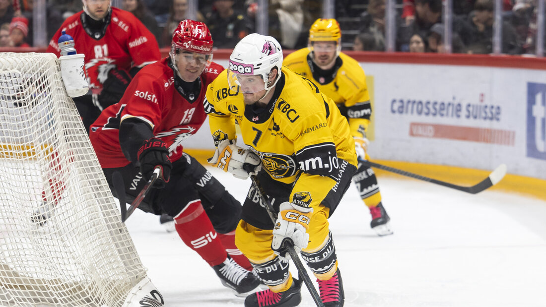 Ajoies Stürmer Daniel Carr am Puck im Auswärtsspiel gegen Lausanne 20261020120208349.jpg