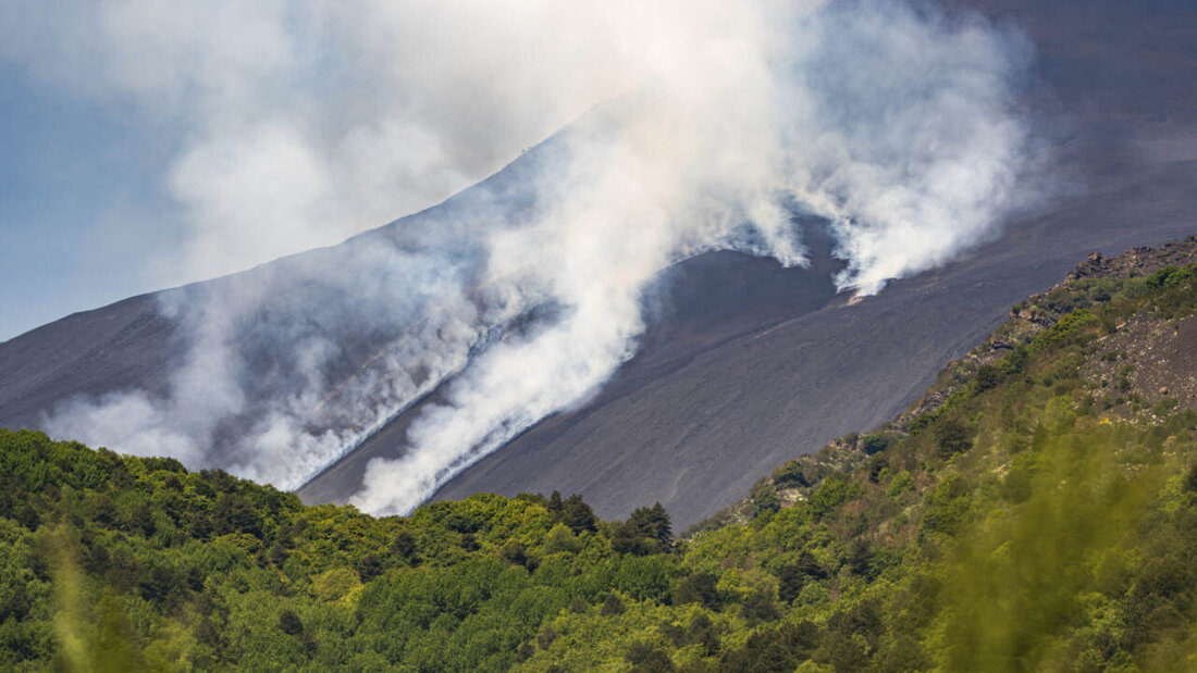 ARCHIV - Rauchschwaden steigen vom Vulkan Ätna auf. Der Ätna auf der italienischen Mittelmeerinsel Sizilien ist erneut ausgebrochen. Foto: Giuseppe Distefano/AP/dpa 20250619152227003.jpg