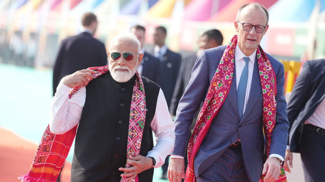 Narendra Modi (l), Premierminister von Indien, und Bundeskanzler Friedrich Merz (CDU) besuchen ein Drachenfestival. Es ist die erste größere Asien-Reise des Kanzlers seit seinem Amtsantritt im Mai. Foto: Kay Nietfeld/dpa 20260112083237245.jpg