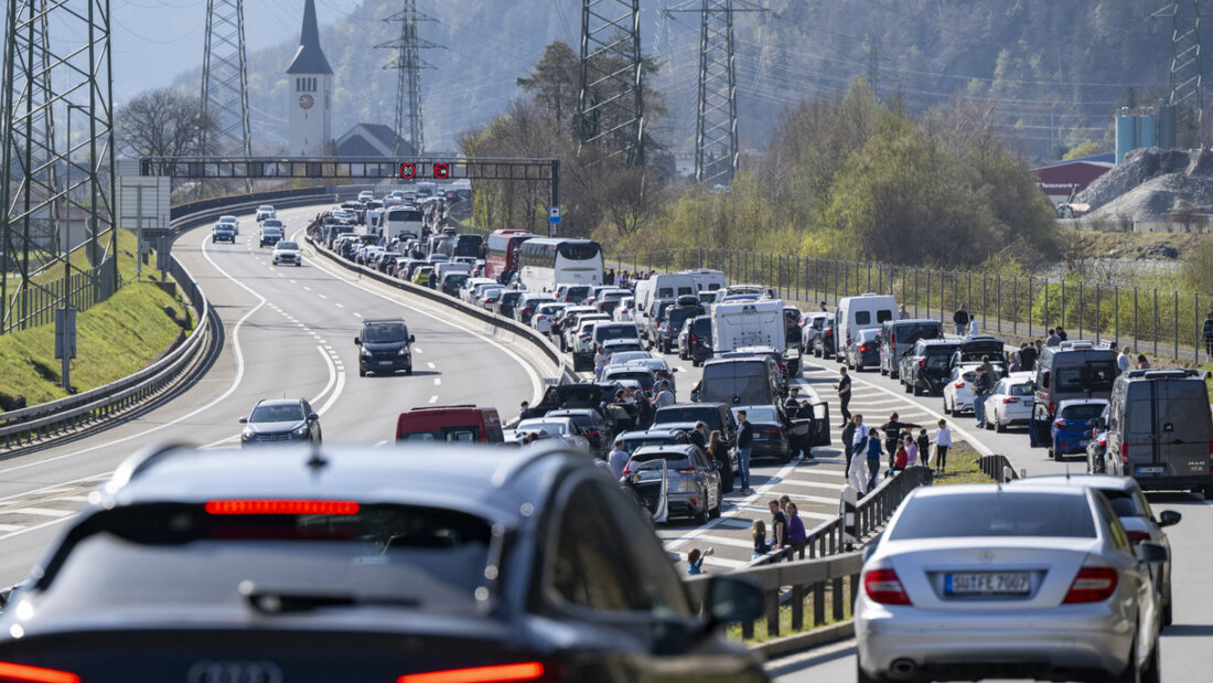 Alle Jahre wieder: Oster-Blechlawine im Kanton Uri vor dem Gotthardtunnel zwischen Altdorf und Göschenen in Richtung Süden. 20260403174121234.jpg