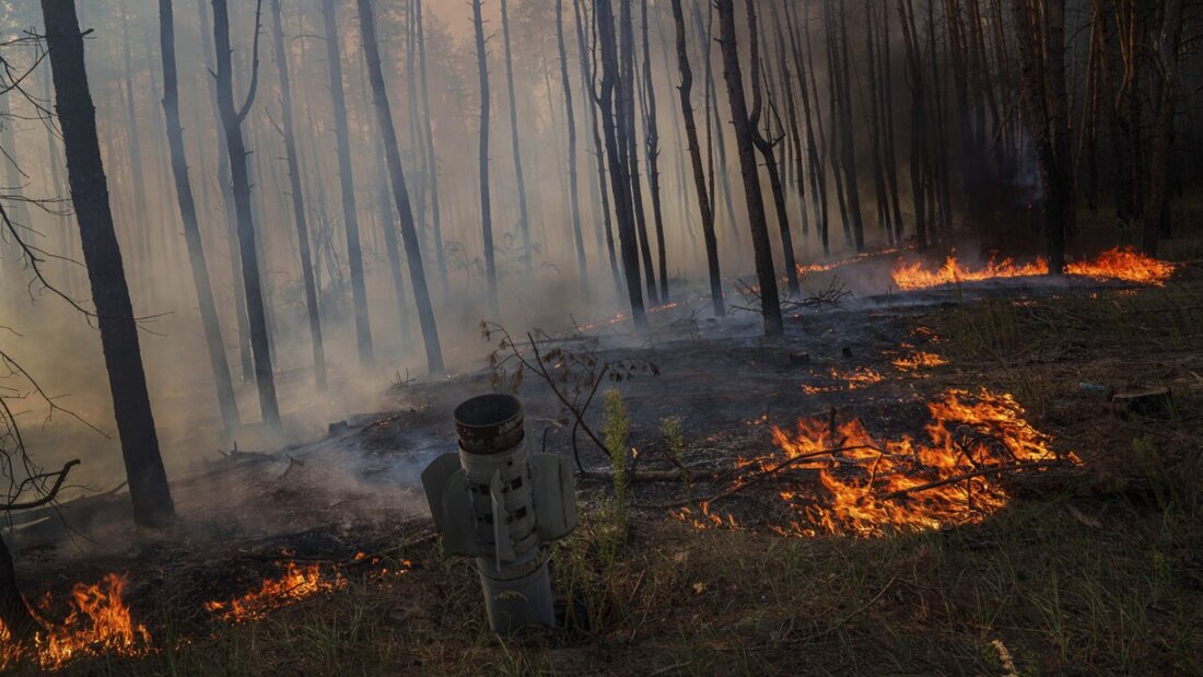 ARCHIV - Ein MSLR-Raketenstab ist bei einem Waldbrand nach einem russischen Angriff in der Nähe von Slowjansk zu sehen. Foto: Evgeniy Maloletka/AP/dpa 20260407002040491.jpg
