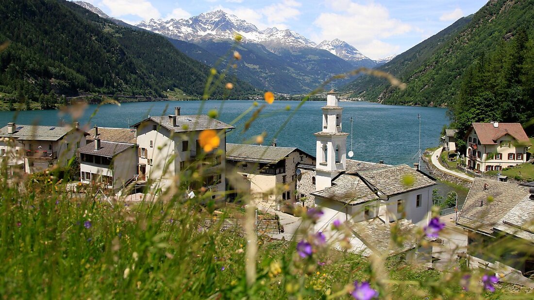 Das Ufer des Lago di Poschiavo in Miralago im bündnerischen Puschlav. Die Bündner Regierung will die mediale Versorgung in dieser italienischsprachigen Region verbessern, ebenso wie im Bergell und im Misox. (Archivbild) 20240409080037853.jpg