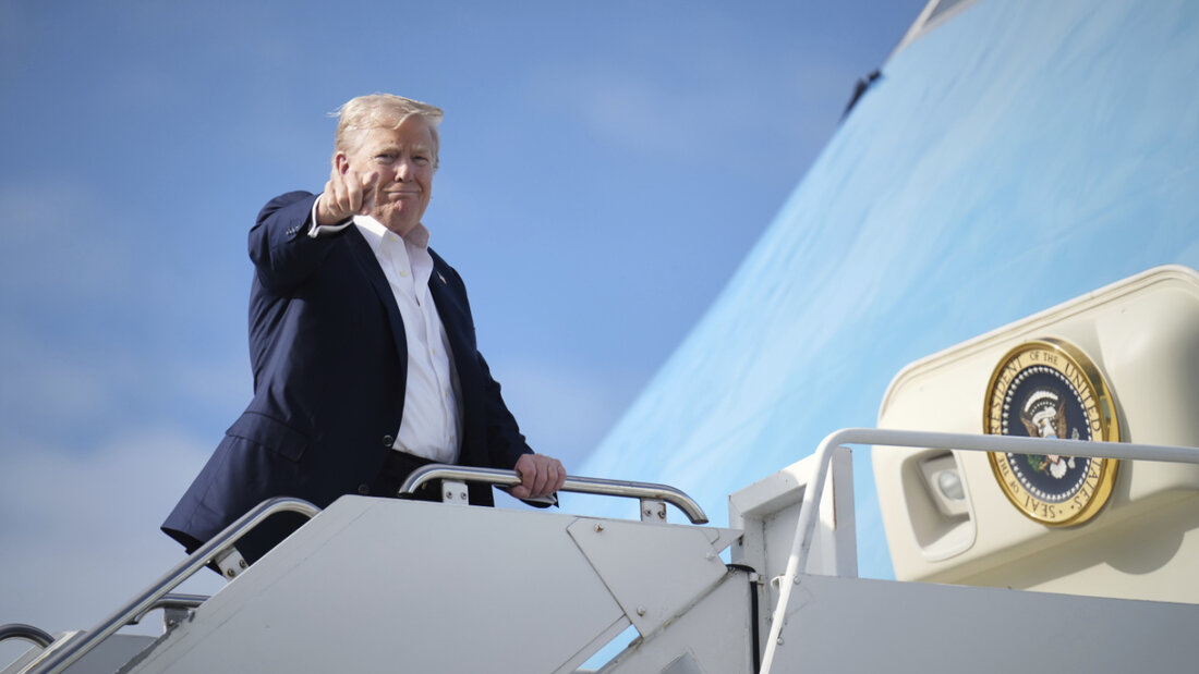 US-Präsident Donald Trump gestikuliert, als er auf dem Rückflug nach Washington in die Air Force One einsteigt. Foto: Jacquelyn Martin/AP/dpa 20250729204008833.jpg