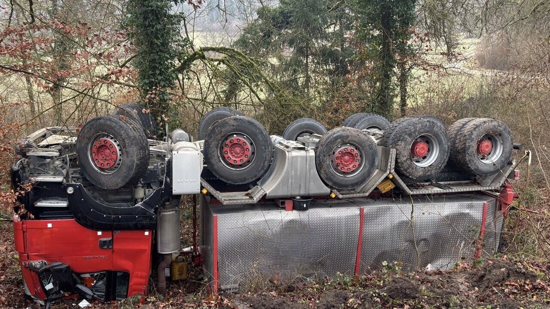 Nach einem Unfall in Hallau SH blieb am Freitag ein Lastwagen auf dem Dach liegen. 20251219164730692.jpg
