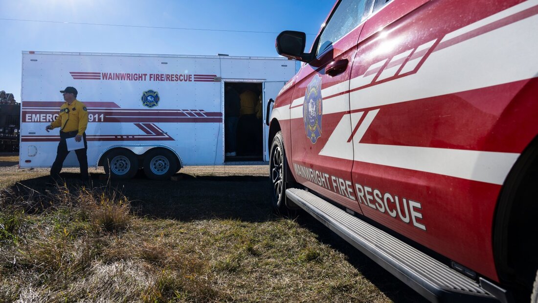 Feuerwehrleute sind im Brandgebiet auf dem CFB Wainwright südlich der Stadt Wainwright in Alberta, Kanada, im Einsatz. Bei einem Brand auf dem Militärstützpunkt Wainwright in Kanada sind nach Angaben von Premierminister Carney vier Menschen gestorben. Dutzende hätten schwere Verletzungen erlitten, sagte Carney. Foto: John Ulan/The Canadian Press/AP/dpa 20261019020707308.jpg