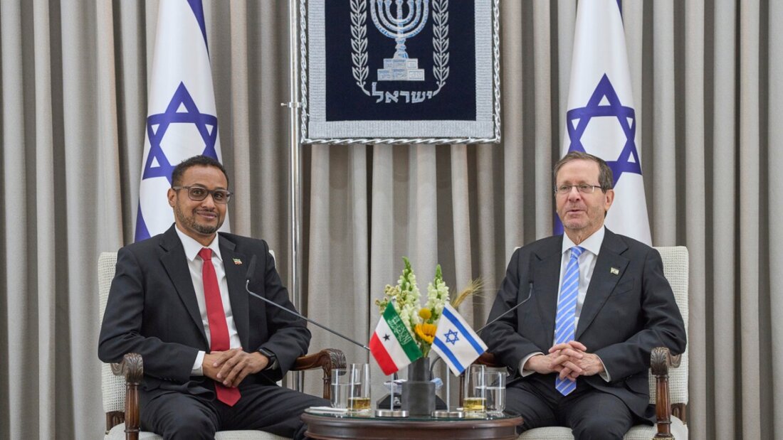 Der israelische Staatspräsident Izchak Herzog (r) empfängt den ersten Botschafter von Somaliland in Israel, Mohamed Hagi, in der Präsidentenresidenz. Foto: Ohad Zwigenberg/AP/dpa 20260519214542359.jpg