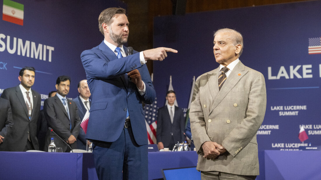 US-Vizepräsident JD Vance (l.) zusammen mit dem pakistanischen Premierminister Shehbaz Sharif beim USA-Iran-Gipfel auf dem Bürgenstock. 20260621155134570.jpg