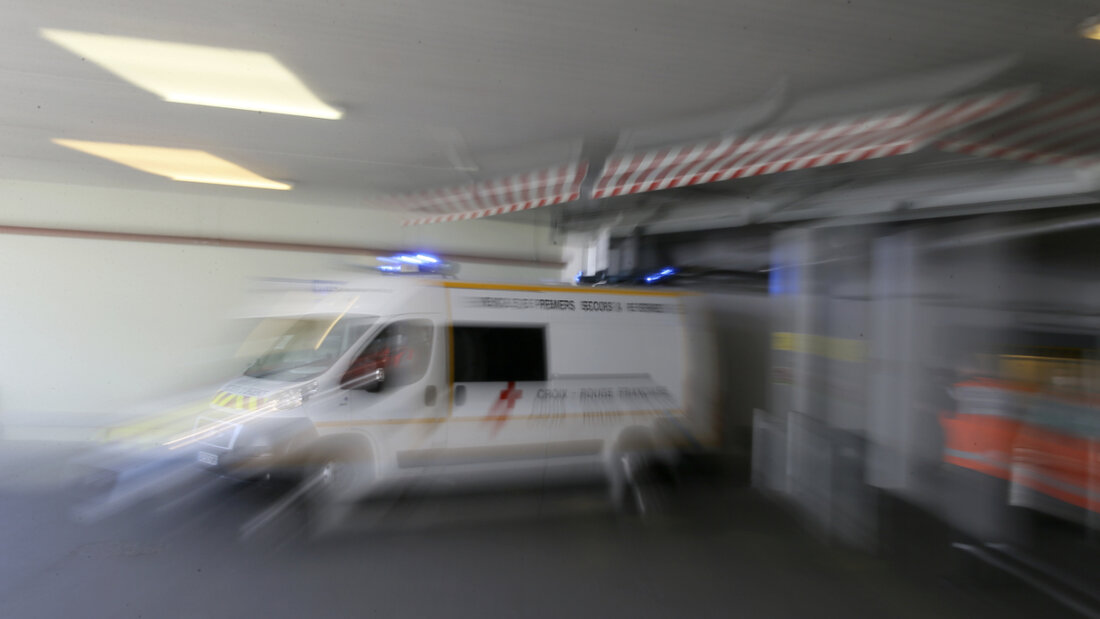 SYMBOLBILD - Ein französischer Krankenwagen fährt ab. Foto: David Vincent/AP/dpa 20260624154853950.jpg