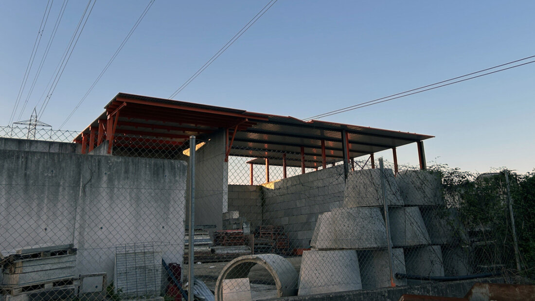 Eine herunterfallende Starkstromleitung hat das Dach eines Unterstandes in Kleindöttingen AG beschädigt: Wegen des Ausfalls der Leitung schaltete sich auch der Block 1 im nahen AKW Beznau automatisch ab. 20250919100851819.jpg