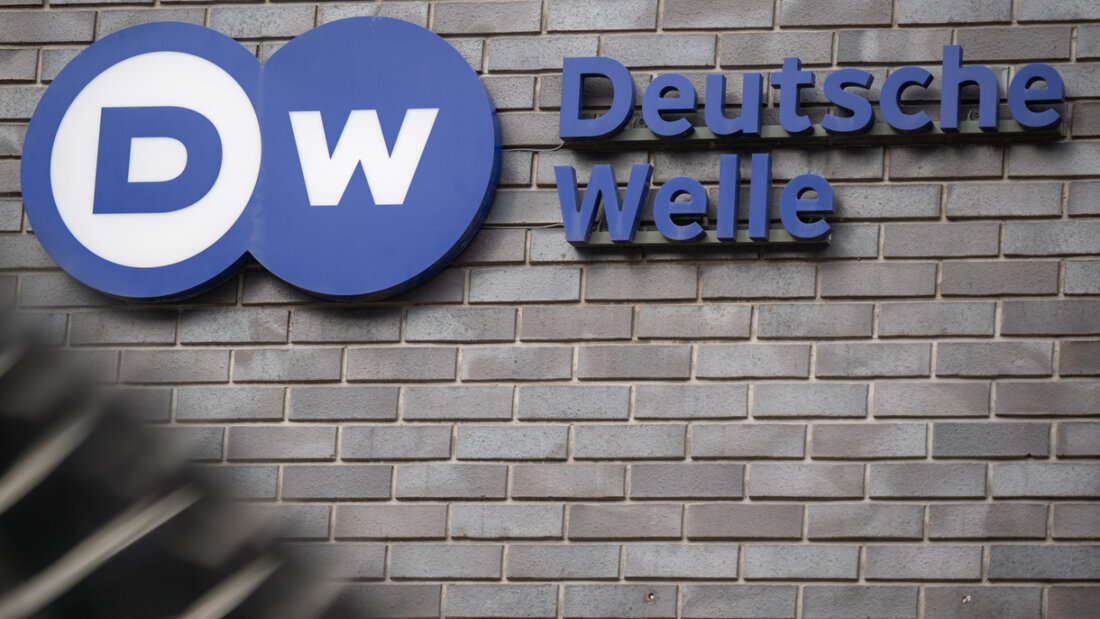 ARCHIV - Das Logo des Auslandsrundfunks Deutsche Welle ist am Eingang zum Hauptstadt-Sitz des Senders angebracht. Foto: Monika Skolimowska/dpa 20260220153809589.jpg