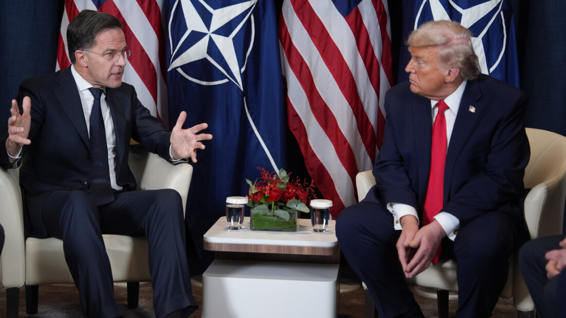 ARCHIV - Nato-Generalsekretär Mark Rutte (l) und US-Präsident Donald Trump während eines Treffens am Rande des Weltwirtschaftsforums in Davos. Foto: Evan Vucci/AP/dpa 20260409061336896.jpg