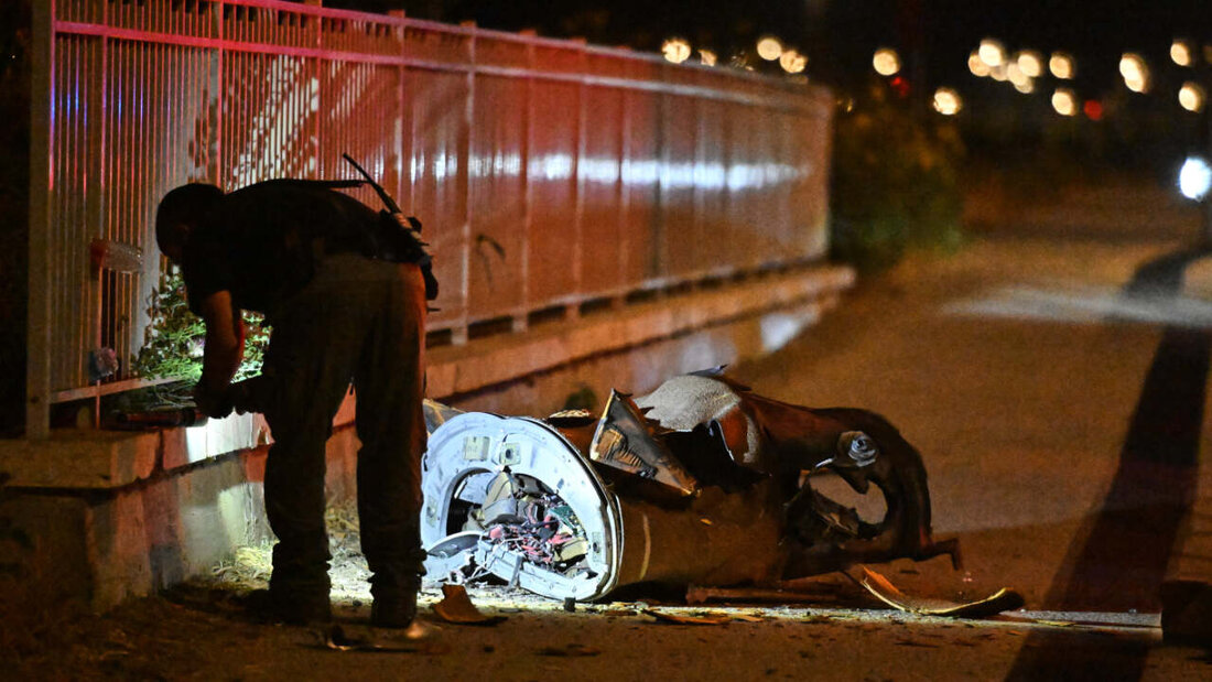 dpatopbilder - Israelische Sicherheitskräfte untersuchen ein Fragment einer abgefangenen iranischen Rakete im Norden Israels. Foto: Rami Shlush/AP/dpa 20260608163412672.jpg