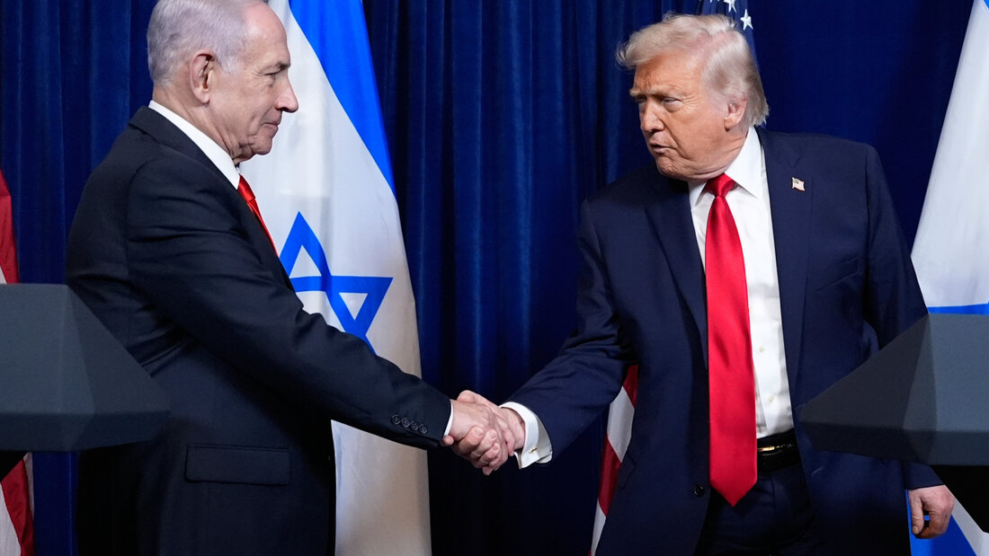ARCHIV - US-Präsident Donald Trump schüttelt dem israelischen Ministerpräsident Benjamin Netanjahu am Ende einer Pressekonferenz die Hand. Foto: Alex Brandon/AP/dpa 20260706202612732.jpg