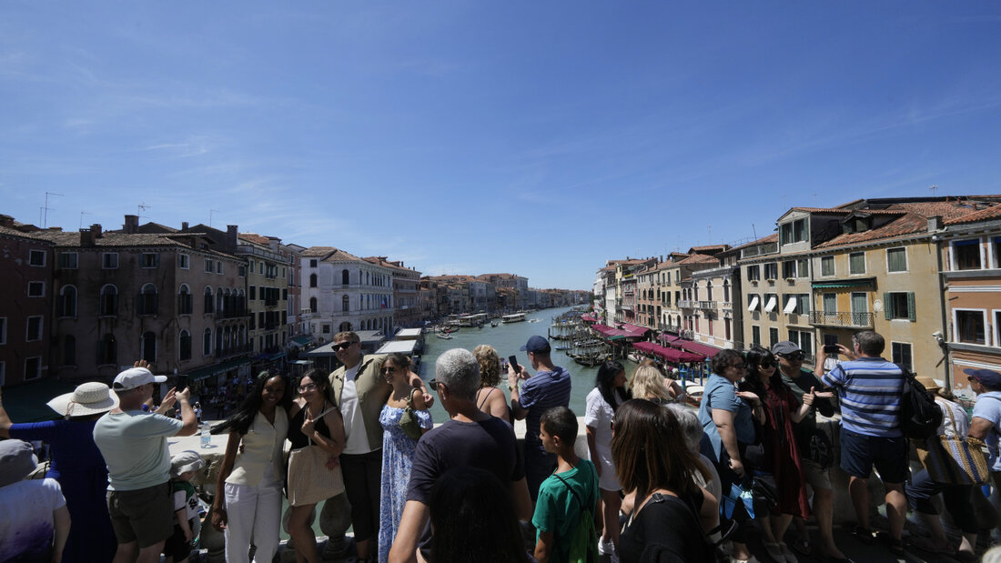 ARCHIV - Viele Touristen stehen auf der Rialto-Brücke in Venedig. Foto: Luca Bruno/AP/dpa 20260727094358103.jpg