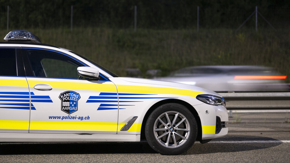 Die Kantonspolizei Aargau hat ihre Ermittlungen zum Unfall aufgenommen. (Symbolbild) 20260922195422392.jpg