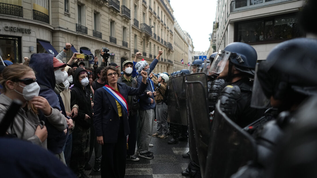 Studierende stehen in der Nähe der Sciences Po Polizisten gegenüber, während sie gegen die Unterfinanzierung der Hochschulen protestieren. Foto: Thibault Camus/AP/dpa/Archivbild 20261008100207929.jpg