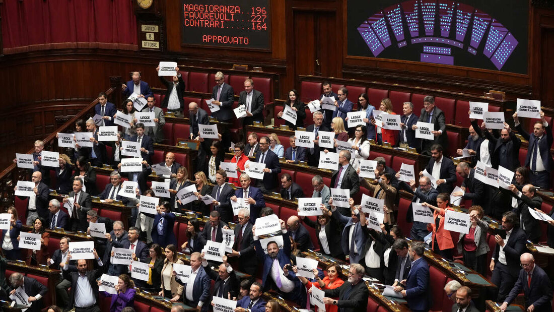 Abgeordnete protestieren, während auf einer Anzeigetafel die Ergebnisse der Schlussabstimmung über den Gesetzentwurf zum Wahlrecht in der Abgeordnetenkammer in Rom angezeigt werden. Foto: Andrew Medichini/AP/dpa 20261008140053078.jpg