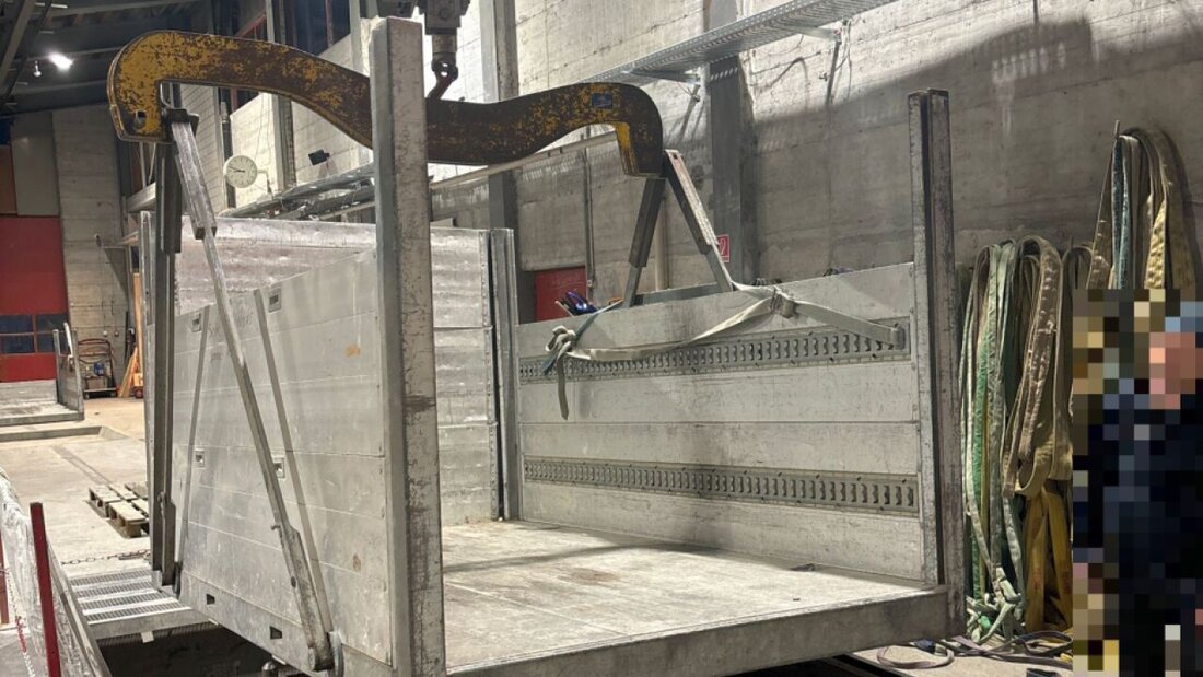 Die Unfallstelle bei der Talstation der Braunwald-Bahn, wo sich ein Mitarbeiter bei einem Arbeitsunfall verletzt hat. 20240427161909472.jpg