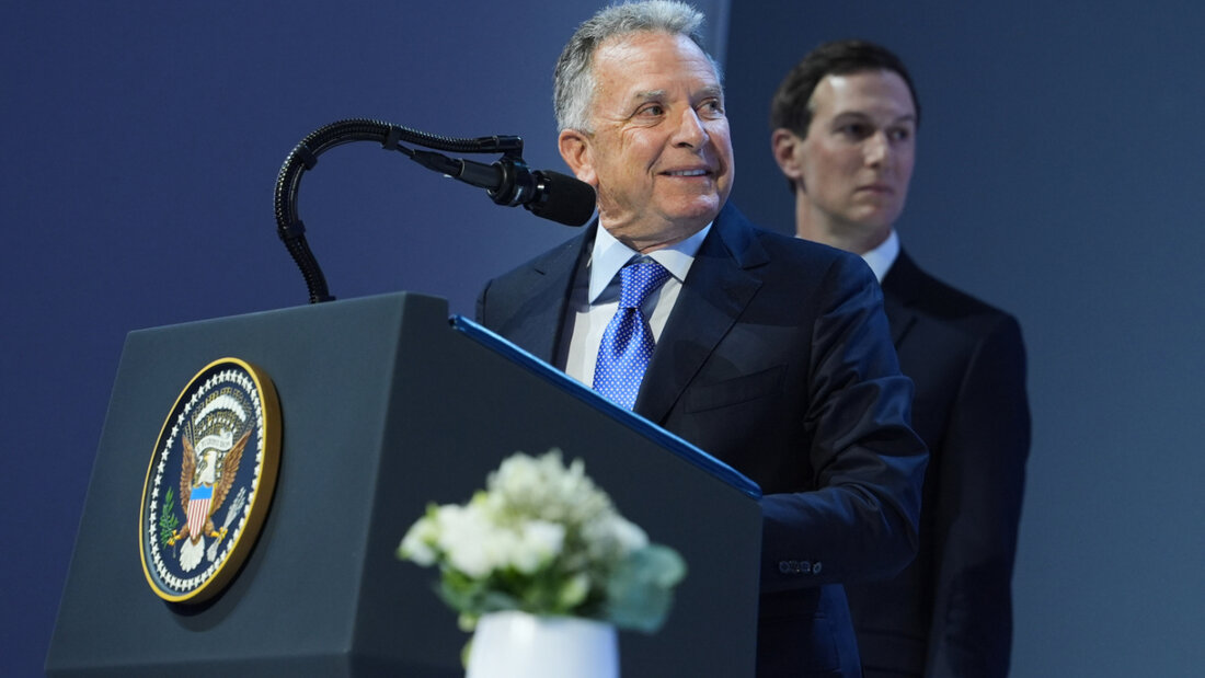 Der US-Unterhändler Steve Witkoff (l) spricht bei der Jahrestagung des Weltwirtschaftsforums. Foto: Evan Vucci/AP/dpa 20260122130442028.jpg