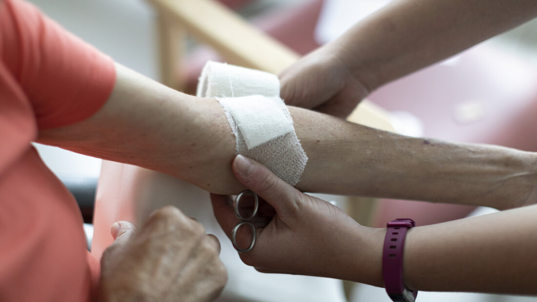 Der Beruf der Pflegeexpertinnen und Pflegeexperten soll gestärkt werden. Künftig sollen sie im ambulanten Bereich medizinische Leistungen durch die obligatorische Krankenpflegeversicherung abrechnen können. (Themenbild) 20260520114922648.jpg