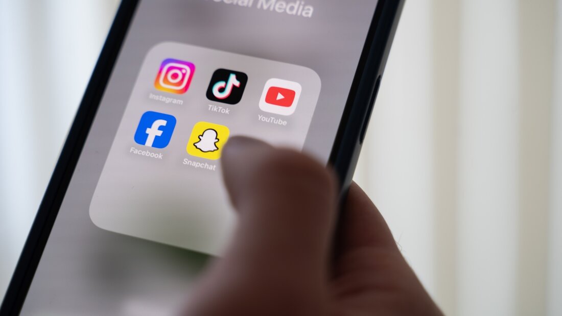 ARCHIV - Ein Mensch hält ein Smartphone, auf dessen Display verschiedene Social Media Apps angezeigt werden. Foto: Alicia Windzio/dpa 20260908091938495.jpg