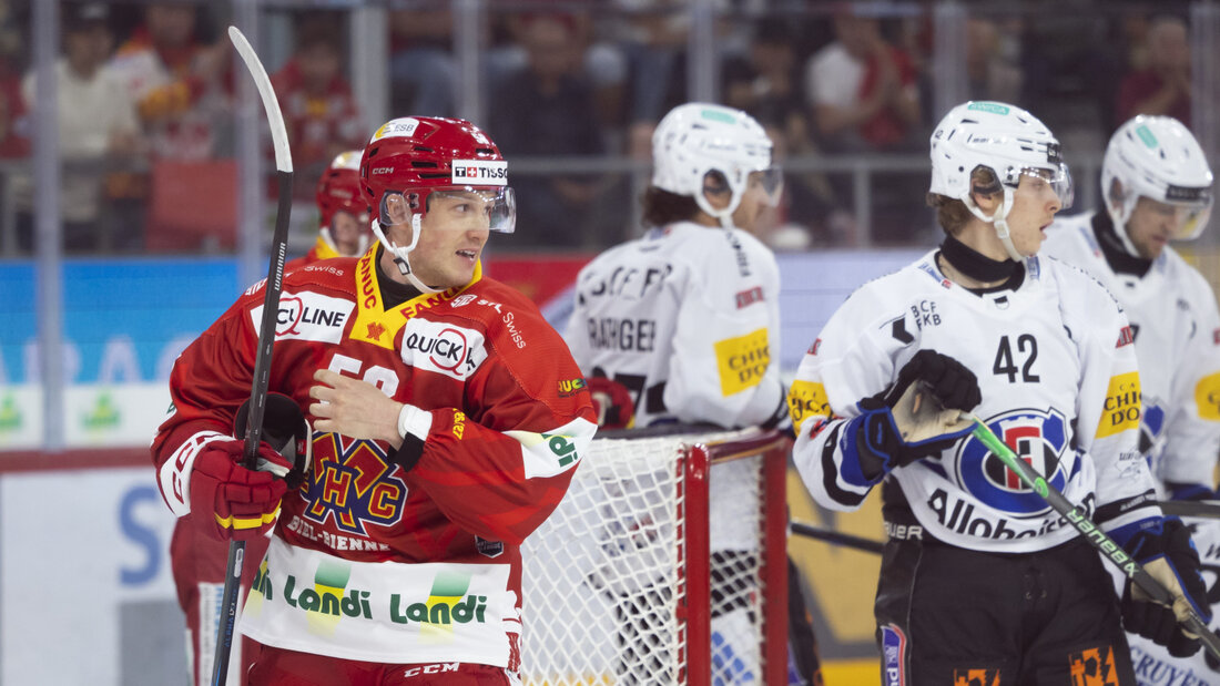 Biels neuer Star Jeff Skinner (in rot) sorgte dafür, dass der Meisterschaftsstart für Titelhalter Fribourg-Gottéron mit einer Niederlage erfolgte. 20260915225115466.jpg