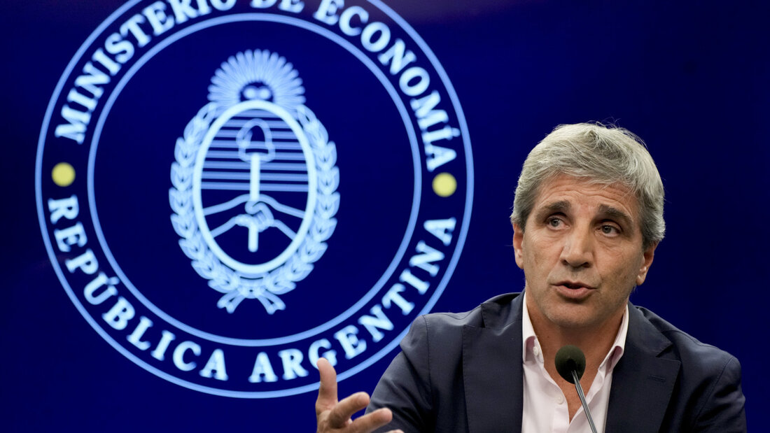 ARCHIV - Luis Caputo, Wirtschaftsminister von Argentinien, spricht während einer Pressekonferenz in Buenos Aires, Argentinien, 10. Januar 2024. Caputo hat ein Programm angekündigt, das die Einbürgerung durch Investitionen im Land ermöglichen soll. Foto: Natacha Pisarenko/AP/dpa/Archivbild 20261002200242268.jpg