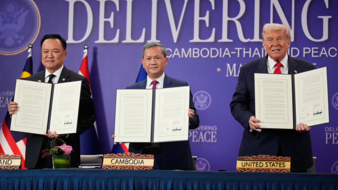 Präsident Donald Trump, der kambodschanische Premierminister Hun Manet (l) und der thailändische Premierminister Anutin Charnvirakul posieren mit ihren Dokumenten während einer Unterzeichnungszeremonie am Rande des ASEAN-Gipfels . Foto: Mark Schiefelbein/AP/dpa 20251026070935612.jpg