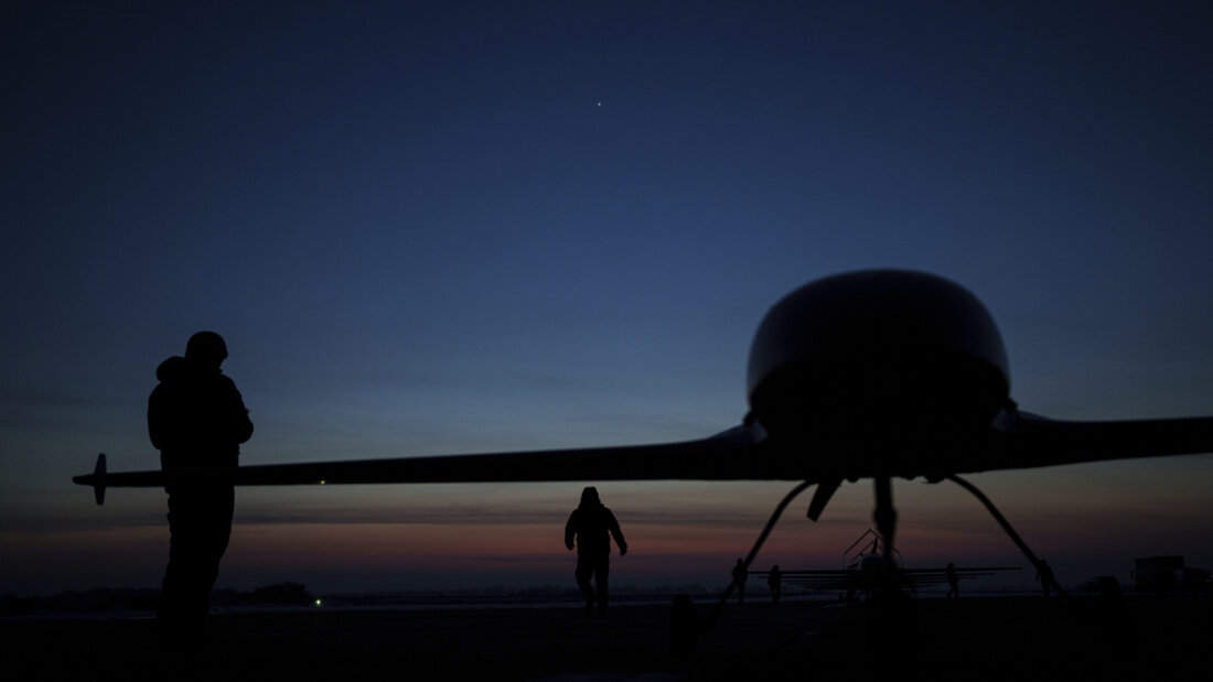 ARCHIV - Ukrainische Soldaten des Verteidigungsnachrichtendienstes bereiten den Start der Langstreckendrohne An-196 Ljutyj an einem ungenannten Ort in der Ukraine vor. Foto: Evgeniy Maloletka/AP/dpa/Archivbild 20251027091229075.jpg
