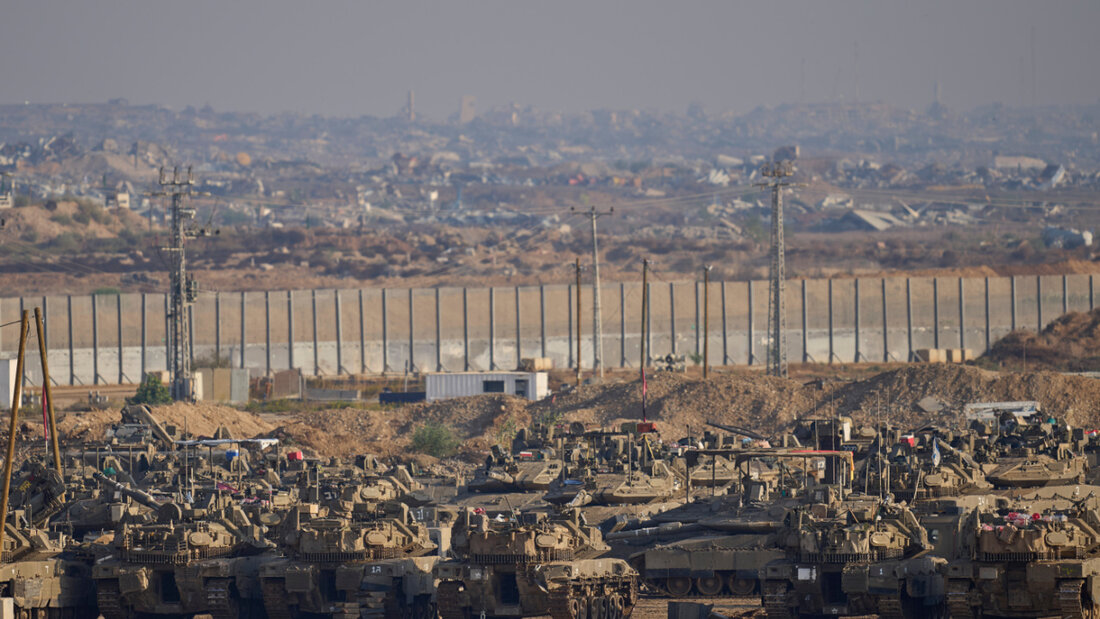 ARCHIV - Israelische Panzer stehen nahe der Grenze zum Gazastreifen im Süden Israels. Foto: Ohad Zwigenberg/AP/dpa/Archivbild 20251207194441232.jpg