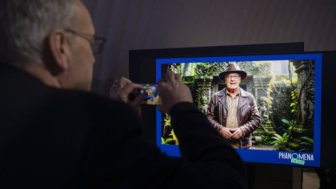 Bundespräsident Guy Parmelin macht an der Eröffnung der Phänomena in Dietikon mit seinem Smartphone ein Bild, welches ein KI-generiertes Bild von ihm als Indiana Jones zeigt. (Archivbild) 20260410110550341.jpg