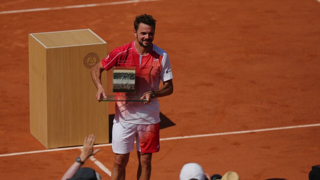 Noch einmal im Fokus der Fotografen und der Fans: Stan Wawrinka wird nach seinem letzten Spiel am French Open mit einer Ehrentrophäe beschenkt 20260525175824787.jpg