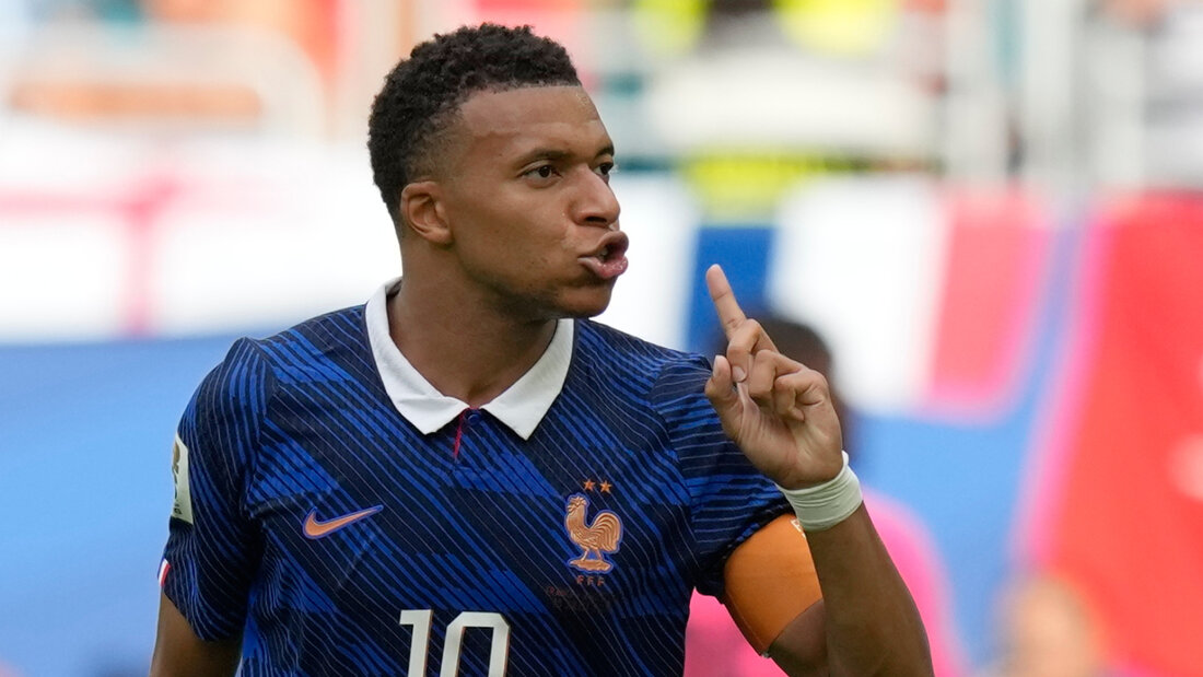 Trostpreis für Kylian Mbappé: Nach dem enttäuschenden Abschneiden der Franzosen sichert sich deren Captain immerhin den Goldenen Schuh als bester Torschütze 20260720005952214.jpg