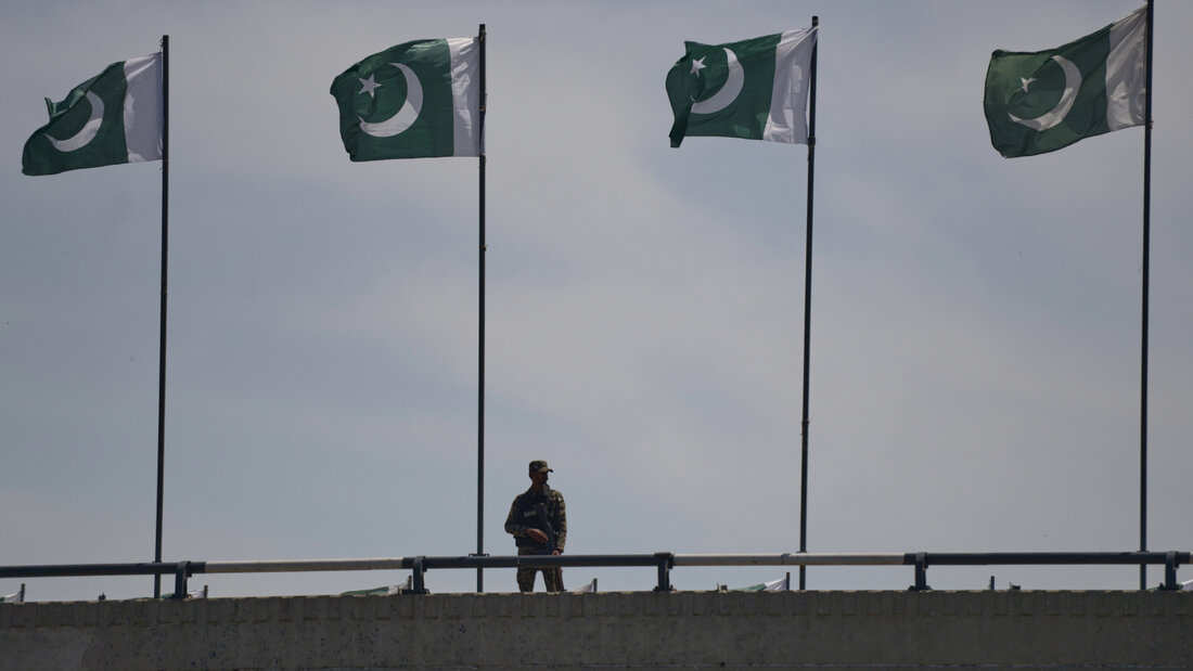 ARCHIV - Illustration - Ein Soldat steht vor der zweiten Verhandlungsrunde zwischen den USA und dem Iran in Islamabad, Pakistan, auf einer Brücke Wache. Foto: M. A. Sheikh/AP/dpa 20260826075415493.jpg