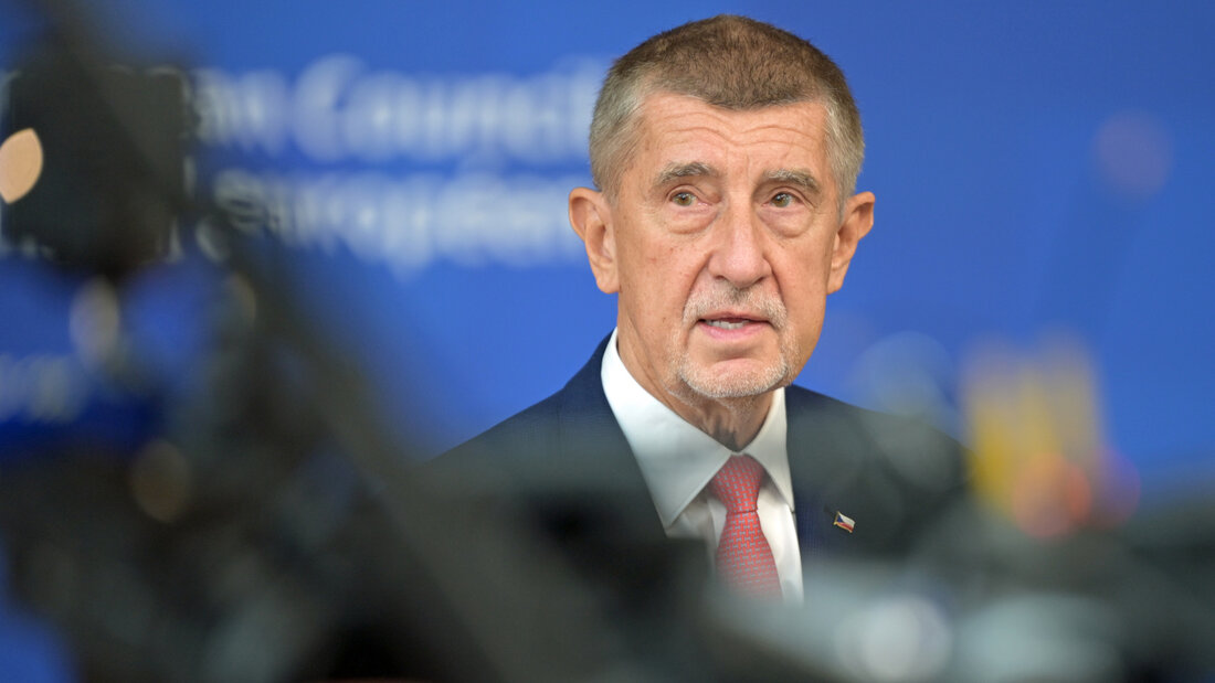 ARCHIV - Andrej Babis, Ministerpräsident der Tschechischen Republik, spricht am Rande des EU-Gipfels mit Journalisten. In Tschechien ist ein Misstrauensantrag gegen die Regierung des Rechtspopulisten Andrej Babis gescheitert. Foto: Malin Wunderlich/dpa 20261001212911720.jpg