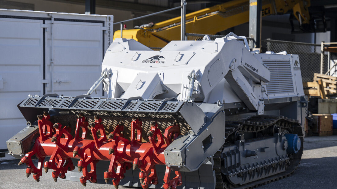 Die Maschine kann zwischen 300 und 1800 Quadratmeter pro Stunde entminen. (Archivbild) 20251206140022072.jpg