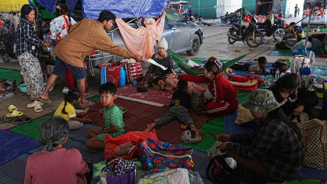 dpatopbilder - Einheimische campieren während ihrer Flucht auf dem Markt Prey Chamkar Ta Doak in der Provinz Banteay Meanchey nahe der Grenze zu Thailand. Foto: Heng Sinith/AP/dpa 20251209091545692.jpg
