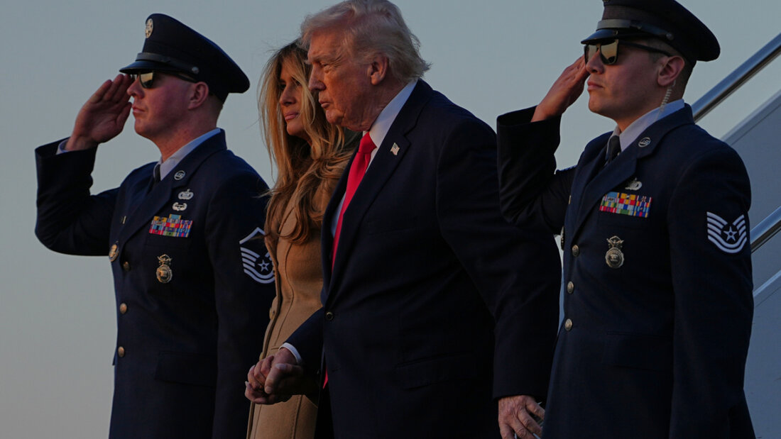 dpatopbilder - US-Präsident Donald Trump und First Lady Melania Trump kommen in der Air Force One am Palm Beach International Airport an. Foto: Matt Rourke/AP/dpa 20260214074531973.jpg