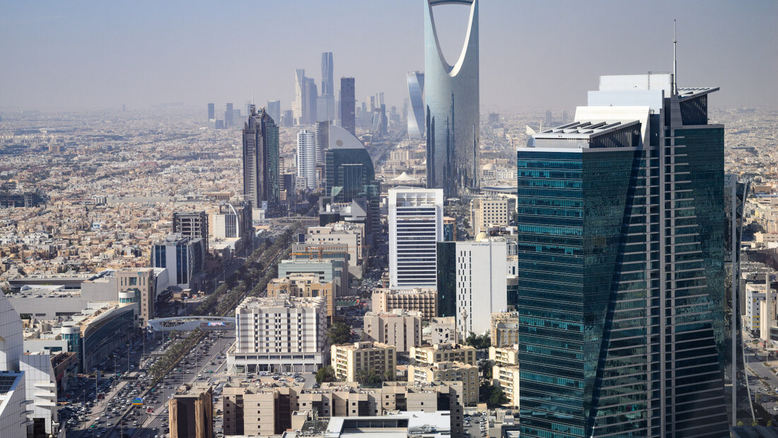 ARCHIV - Blick von der Terrasse des Al Faisaliah Towers auf die Innenstadt der saudi-arabischen Hauptstadt Riad. Foto: Bernd von Jutrczenka/dpa 20260807055453144.jpg
